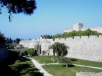Stadtmauer von Rhodos, rechts im Hintergrund der Gro�meisterpalast