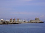 die Windm�hlen am Hafen Mandraki, rechts die Festung Agios Nikolaos