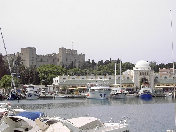 Der Neue Markt am Hafen Mandraki, im Hintergrund der Gro�meisterpalast