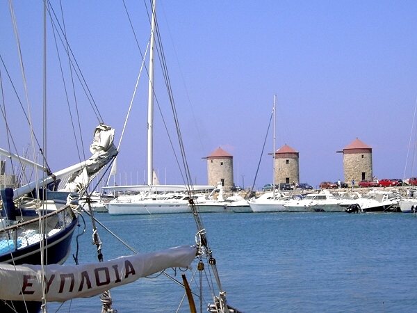 Stadt Rhodos: Jachten im Hafen Mandraki, im Hintergrund die drei Windm�hlen