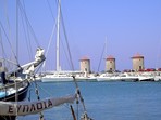 Stadt Rhodos: Jachten im Hafen Mandraki, im Hintergrund die drei Windm�hlen