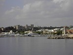 Stadt Rhodos: der Hafen Mandraki, im Hintergrund der Gro�meisterpalast