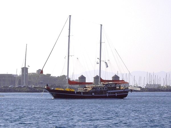 Einfahrt einer t�rkischen Gullet in den Hafen von Rhodos