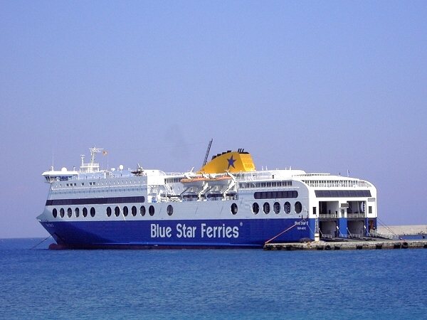 F�hre der "Blue Star Ferries" im Hafen von Rhodos