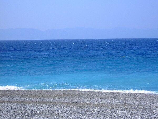 Meer und Strand an der Nordspitze von Rhodos, im Hintergrund die t�rkische Halbinsel Loryma