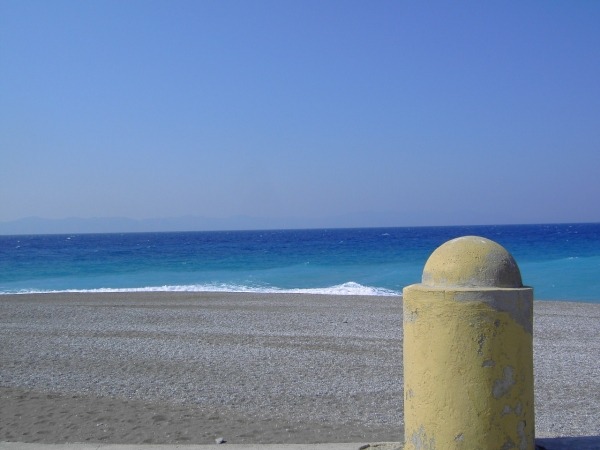 Meer und Strand an der Nordspitze von Rhodos, im Hintergrund die t�rkische K�ste