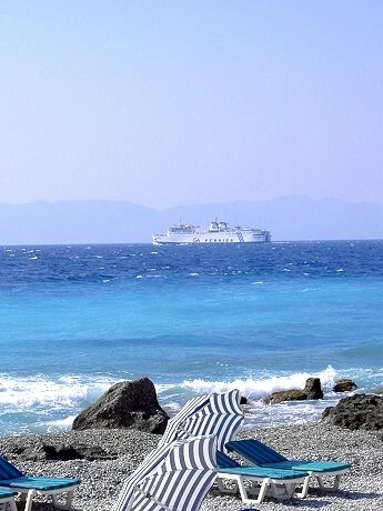 Rhodos-Stadt: Kieselstrand, im Hintergrund eine F�hre und die t�rkische Halbinsel Loryma