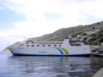 Die F�hre an der Pier im Hafen der Stadt Symi