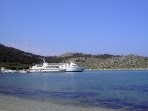 Die F�hre und ein Ausflugsboot am Schiffsanleger in der Bucht von Panormitis