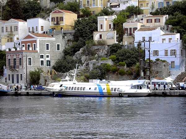 Auch Tragfl�chenboote bringen Ausfl�gler von Rhodos nach Symi