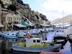 Die Stadt Symi liegt in einer fjordartigen Bucht