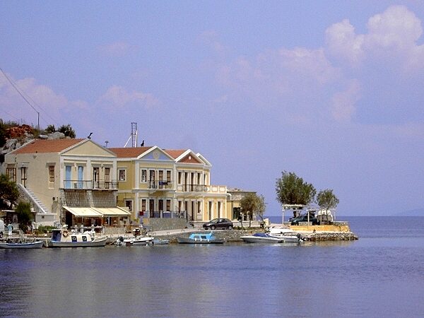 Symi Gialos: Auto und Boot direkt vorm Haus