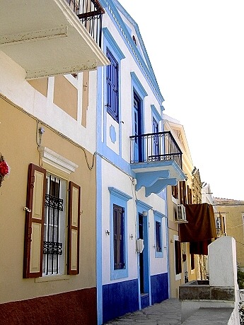 Typische H�userfarben in Symi Stadt: gelb/braun oder blau/wei�